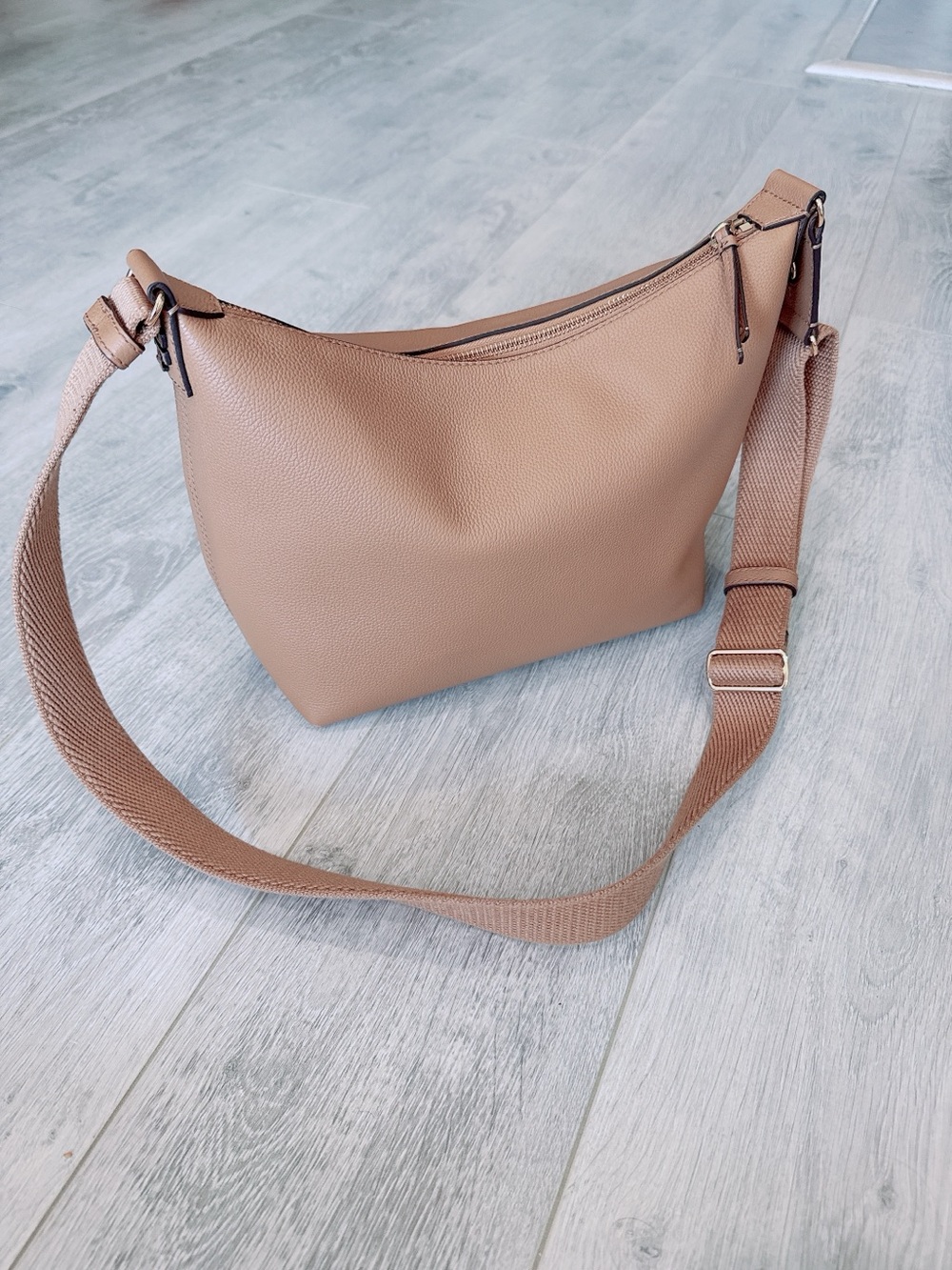Tory Burch - Thea Slouchy Crossbody Pebbled Leather in Tiramisu